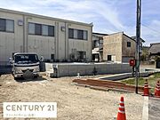 落ち着いた住宅街に位置する外観です。周囲には戸建てが多く閑静な雰囲気が広がります。道路に面しておりアクセスも便利です。
