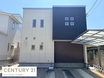 外観:シンプルな配色が印象的な外観です。窓の配置が個性的で建物全体にバランスの良さを感じます。カーポート付きで利便性も考慮されています。直線的なデザインが特徴的です。 外観:シンプルな配色が印象的な外観です。窓の配置が個性的で建物全体にバランスの良さを感じます。カーポート付きで利便性も考慮されています。直線的なデザインが特徴的です。
