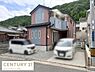 その他：山々に囲まれた住宅街の一角に立つ外観が印象的な建物です。駐車スペースがしっかり確保されお車を複数台停めることができます。落ち着いた雰囲気の外観デザインが特徴的です。周辺は自然に恵まれ快適な住環境です。