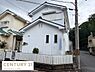 その他：角地に建つ白い外観が印象的な戸建てです。三角屋根と窓の配置が特徴的で周囲との調和も感じられます。角地ならではの開放感があり通りからのアクセスも便利です。敷地を囲むフェンスもアクセントになっています。