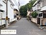 その他：落ち着いた住宅地に位置し前面道路は見通しがよく交通の流れも分かりやすい環境です。周辺には自然も感じられ穏やかな雰囲気が広がっています。道路幅がしっかり確保されているため車両の出入りがしやすく便利です。