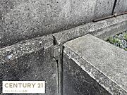 区画を明確に示す境界標が設置されています。現地土地写真として敷地の範囲や状況が分かりやすいです。ブロック塀の状態もご確認いただけます。土地の現況把握に役立つ一枚です。