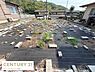 外観：現地土地写真では周囲の住宅に囲まれた落ち着いた雰囲気が伝わります。日当たりの良さが感じられ平坦な地形が特徴的です。敷地には雑草防止シートが敷かれ管理が行き届いています。