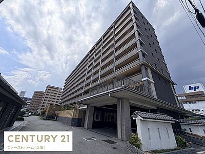 外観:シンプルで洗練されたデザインの外観が印象的です。周囲との調和が感じられる建物です。高層階までしっかりとした造りが安心感を与えます。敷地内にはゆとりのあるアプローチが設けられています。 外観:シンプルで洗練されたデザインの外観が印象的です。周囲との調和が感じられる建物です。高層階までしっかりとした造りが安心感を与えます。敷地内にはゆとりのあるアプローチが設けられています。