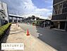 駐車場：広々とした敷地内に駐車スペースが設けられており車の出し入れがしやすい環境です。コーン設置による誘導で安全面にも配慮されています。周囲には緑もあり景観のバランスが取れています。