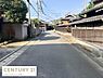 その他：落ち着いた雰囲気の住宅街が広がる現地からの眺望です。道幅も十分にあり開放感を感じられます。周辺には趣のある和風の建物が並び町並みの整った景観が楽しめます。電線や緑もほどよく調和しています。
