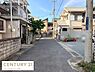その他：前面道路がしっかりと舗装されており住宅街の落ち着いた雰囲気が感じられます。周辺には戸建て住宅が並び清潔感のある街並みです。電柱や配線も整然としており安心感があります。