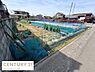 外観：陽当たりの良い現地土地写真です。周囲には住宅が点在しており落ち着いた雰囲気があります。道路に面していて車の出入りもスムーズです。敷地の形状も活用しやすい印象です。