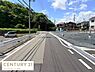 その他：現地前面道路は幅が広く車の出し入れにも配慮されたレイアウトです。周辺は落ち着いた雰囲気が感じられます。舗装状態も良好で生活利便性にも寄与します。周囲に緑も多く穏やかな街並みが印象的です。