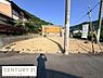 外観：現地土地写真から周辺環境の開放感が伝わります。整った形状の土地で使い勝手も良さそうです。道路に面しているためアクセスしやすい立地です。平坦な地勢が特徴的でさまざまな利用方法が考えられます。