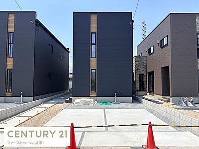 外観:スタイリッシュな外観が印象的な建物です。シンプルなデザインで現代的な雰囲気を演出しています。並びの揃った外観で統一感があります。駐車スペースもゆとりを感じられる造りです。 外観:スタイリッシュな外観が印象的な建物です。シンプルなデザインで現代的な雰囲気を演出しています。並びの揃った外観で統一感があります。駐車スペースもゆとりを感じられる造りです。