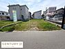 外観：道路に面した整形地が特徴的な現地土地写真です。周辺には住宅が整然と並ぶエリアに位置し日当たりの良い立地が魅力です。前面道路は幅があり車の出入りもしやすい環境です。