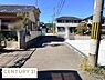 その他：幅のある前面道路が特徴で車の出入りもしやすい環境です。周囲は住宅が並び整った街並みが見受けられます。電柱や舗装された道路が便利な生活をサポートします。日当たりも良好で明るい雰囲気です。