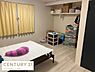 子供部屋：明るい窓から優しい光が差し込むお部屋です。収納スペースが広く衣類や日用品の整理も簡単にできます。床は落ち着いた色合いでどんなインテリアにも合わせやすいです。