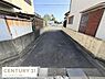その他：前面道路は舗装されており車の出入りもスムーズに行えます。周囲の建物との距離が確保されています。道幅にもゆとりが感じられ敷地へのアクセスが良好です。静かな住宅エリアの雰囲気がうかがえます。