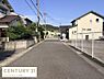 その他：道路幅がしっかりと確保されており車の通行や駐車も安心して行えます。周囲には住宅が整然と並び落ち着いた雰囲気が広がっています。前面道路の舗装状態も良好で日常の出入りがスムーズです。