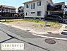 外観：南向きで日当たりが期待できる現地土地写真です。道路に面しており間口が広く車の出入りも便利です。建築条件なしのため自由度の高いプランニングが叶います。周辺には住宅が立ち並び落ち着いた雰囲気が特徴です。