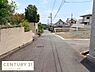 その他：前面道路はゆったりとした幅員があり車の出入りもしやすい環境です。現地周辺には住宅が並んでおり落ち着いた雰囲気が広がっています。道路は舗装されており日常の移動もスムーズに行えます。