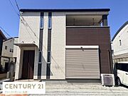シンプルで落ち着いたデザインの外観が魅力です。バルコニー付きで機能性にも配慮されています。駐車スペースもしっかり確保されており玄関まわりもすっきりとした印象です。ツートンカラーが特徴的で目を引きます。
