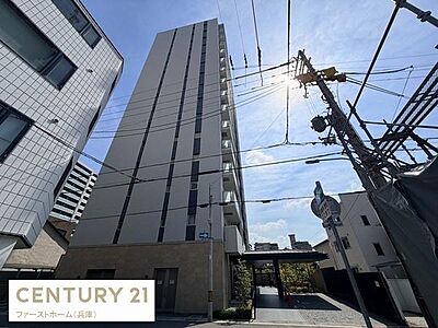 外観:現代的なデザインが印象的な外観です。高層建築により周辺の建物と調和した美しいフォルムが特徴です。エントランス付近までしっかりと舗装されており清潔感があります。外観からも管理の行き届いた印象を受けます。 外観:現代的なデザインが印象的な外観です。高層建築により周辺の建物と調和した美しいフォルムが特徴です。エントランス付近までしっかりと舗装されており清潔感があります。外観からも管理の行き届いた印象を受けます。