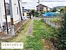 その他：隣接する前面道路は程よい幅で住宅周辺の雰囲気を感じる現地写真です。敷地内からの様子が分かりやすく周囲の環境が確認できます。道路の整備状況や周辺の住宅も写真から把握できます。
