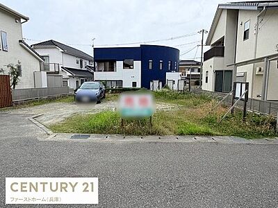外観:周囲には落ち着いた住宅が並んでおり整った街並みが感じられます。前面道路は広く車の出し入れがしやすい印象です。陽当たりが期待できる立地で開放感のある外観です。 外観:周囲には落ち着いた住宅が並んでおり整った街並みが感じられます。前面道路は広く車の出し入れがしやすい印象です。陽当たりが期待できる立地で開放感のある外観です。