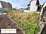 外観：現地土地写真から周辺の環境や空の広がりを感じられます。道路に面した区画で陽当たりの良さも印象的です。将来の計画に向けたポテンシャルも感じる土地です。建物の配置などを自由に検討しやすい現地土地写真です。
