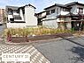 外観：閑静な住宅街に位置した現地土地写真です。周囲は落ち着いた住環境が広がっています。整形地で建築プランも検討しやすい土地です。前面道路も広く車の出し入れがしやすいです。