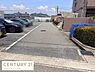 駐車場：駐車場は道路に面しており車の出し入れがスムーズに行えます。舗装されたスペースで複数台の駐車が可能です。駐輪スペースも近くに配置されています。管理が行き届いた印象があります。安心してご利用いただけます。