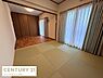 和室：和室と洋室が一体となった空間で様々な使い方がしやすい間取りです。障子付きの大きな窓から自然光が差し込み明るさを感じられます。畳のスペースがしっかりと確保されており落ち着いた雰囲気が魅力です。
