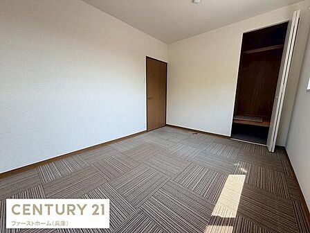 シンプルですっきりとしたデザインの洋室です。クローゼットが備え付けられており収納に便利です。明るい陽射しが入りやすく使いやすいレイアウトとなっています。お好きなインテリアにも合わせやすい空間です。