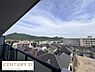 その他：バルコニーからの開放感ある眺望が広がっています。遠くの山並みが望める環境です。周辺の住宅や校舎も見渡せる位置です。天候に恵まれると青空も楽しむことができます。日中は明るさを感じやすい眺望です。