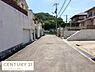 その他：前面道路は舗装されており周囲には住宅が立ち並ぶ穏やかな環境です。落ち着いた住宅地に位置し生活の拠点として活用しやすい現地です。
