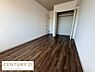子供部屋：戸建ての子供部屋にぴったりの広さが魅力的です。クローゼット付きで収納スペースも確保されています。落ち着いた色味のフローリングで家具のレイアウトもしやすい空間です。