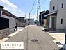 その他：前面道路が広く車の出入りがしやすい現地写真です。周囲には新しい住宅が立ち並び落ち着いた雰囲気が感じられます。電線や道路の整備もしっかりされていて安心感が持てます。道路からの見通しも良好です。