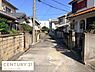 その他：落ち着いた住宅街の一角に位置する前面道路は通行がしやすい広さです。周囲には戸建てが並び静かな環境が感じられます。道幅も十分で車の出入りも安心です。現地写真で周辺の雰囲気をご確認いただけます。