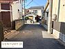 その他：現地からの眺望では周辺環境がしっかり確認できます。前面道路が広く車や自転車の通行も安心です。落ち着いた住宅街の雰囲気が感じられます。日当たりの良さも期待できます。現地の状況が分かりやすい一枚です。