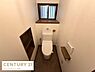 トイレ：窓があり自然光が差し込む明るいトイレです。壁面に収納スペースが設けられており使い勝手も工夫されています。シンプルなデザインで清潔感が感じられる空間です。落ち着いた色合いが特徴的です。