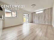 開放感あふれるリビングは、自然光に包まれた明るく心地よい癒しの空間。ダイニングと分かれたレイアウトで、家族がゆったり過ごせるリラックス空間を実現します。