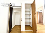 キッチン横の収納スペース。大容量なので消耗品、日用品などのまとめ買いなどでも安心して収納できます。