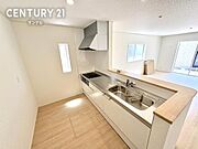 シンプルで使いやすい設計のキッチン♪そしてカウンターキッチンなので、リビングいるご家族と会話を楽しみながらお料理ができます♪