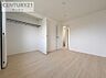 洋室：静かな環境で勉強やテレワークに最適です。壁面収納を完備しており、お部屋を常にスッキリと広く使い続けることができます。
