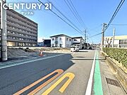 前面道路を含めた現地写真です♪