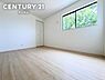 洋室：ウォークインクローゼット付きの洋室です。お子様の学習部屋にもぴったりです。どのお部屋も階段からすぐにアクセスできる設計です。