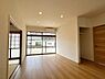 リビング/ダイニング：別角度からのリビングの写真です。