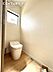 その他：（同仕様写真）トイレ換気できる小窓がございます。温水洗浄機能付き。※内装の色合いや設備仕様が実際と異なる場合がございます。