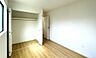 その他：（同仕様写真）洋室※床色、建具の色や配置が異なる場合がございます。