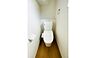その他：（同仕様写真）トイレ温水洗浄機能付き。※内装の色合いや設備仕様が実際と異なる場合がございます。