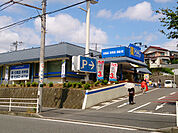 ハックドラッグ磯子広町店まで837m、広い駐車場も完備したドラッグストアです