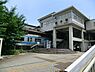 周辺：JR根岸線「磯子」駅まで2210m、京浜東北線の拠点駅の1つで、この駅止まりの電車や始発電車が複数あります。磯子区役所の最寄駅です。